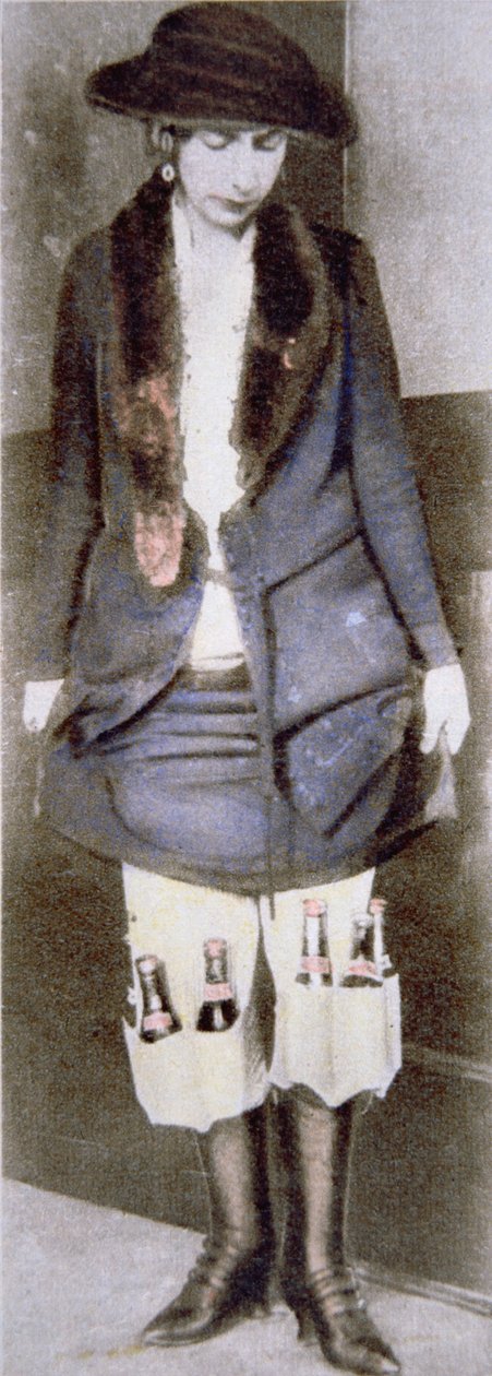 Eine Frau versteckt illegale Bierflaschen unter ihrem Rock in speziellen Unterwäschefächern während der amerikanischen Prohibition (1920-33) von American Photographer