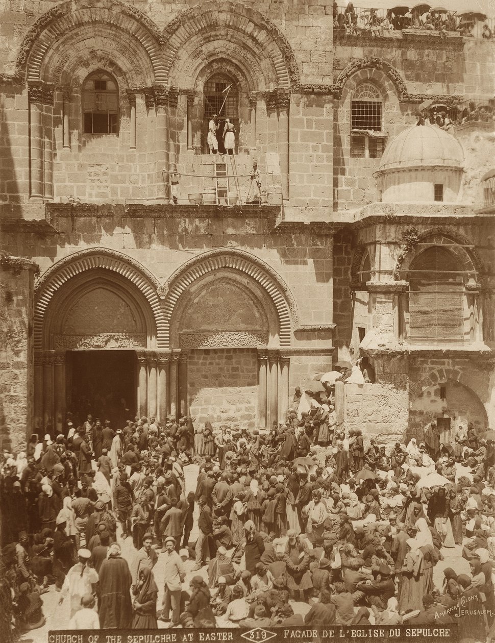 Kirche des Heiligen Grabes, Jerusalem, mit dem von Pilgern überfüllten Hof zu Ostern, 1898-1911 von American Photographer