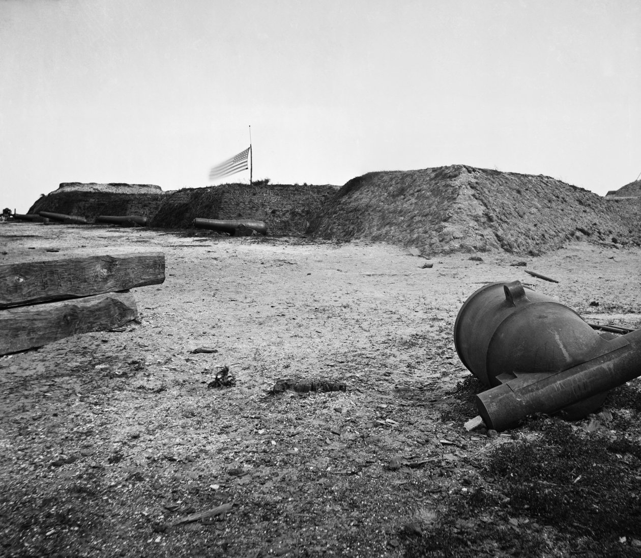 Verlassener konföderierter Mörser in verlassenem Fort Johnson, Charleston Harbor, South Carolina von American Photographer