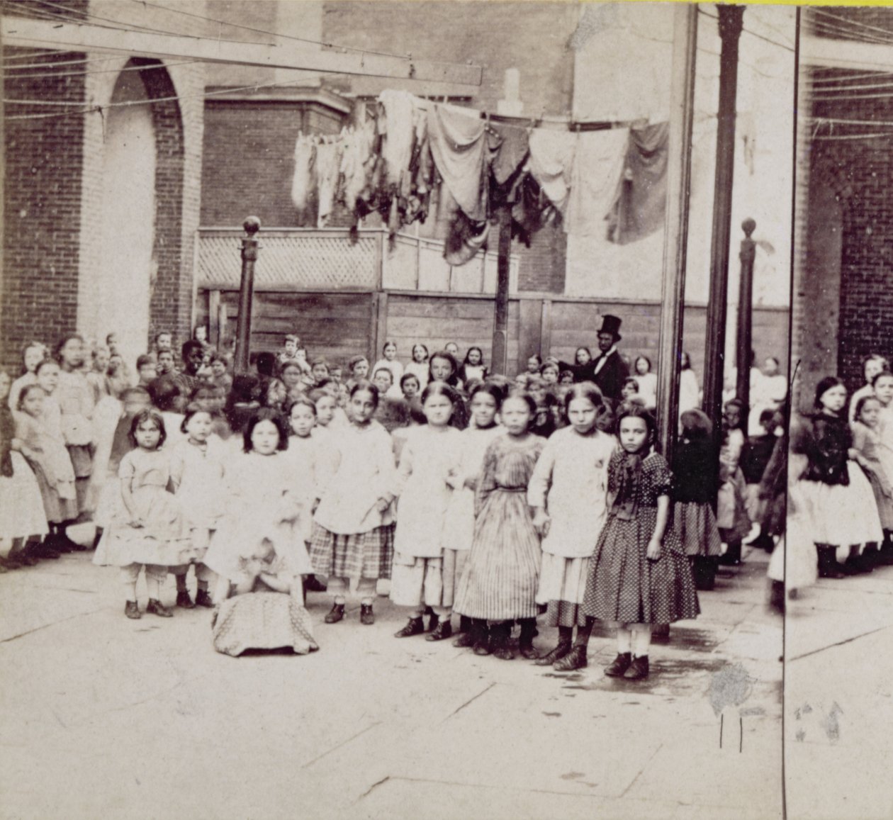 Female Guardian Society, Heim für die Freundlosen, 29th Street, New York, 4. Juli 1864 von American Photographer