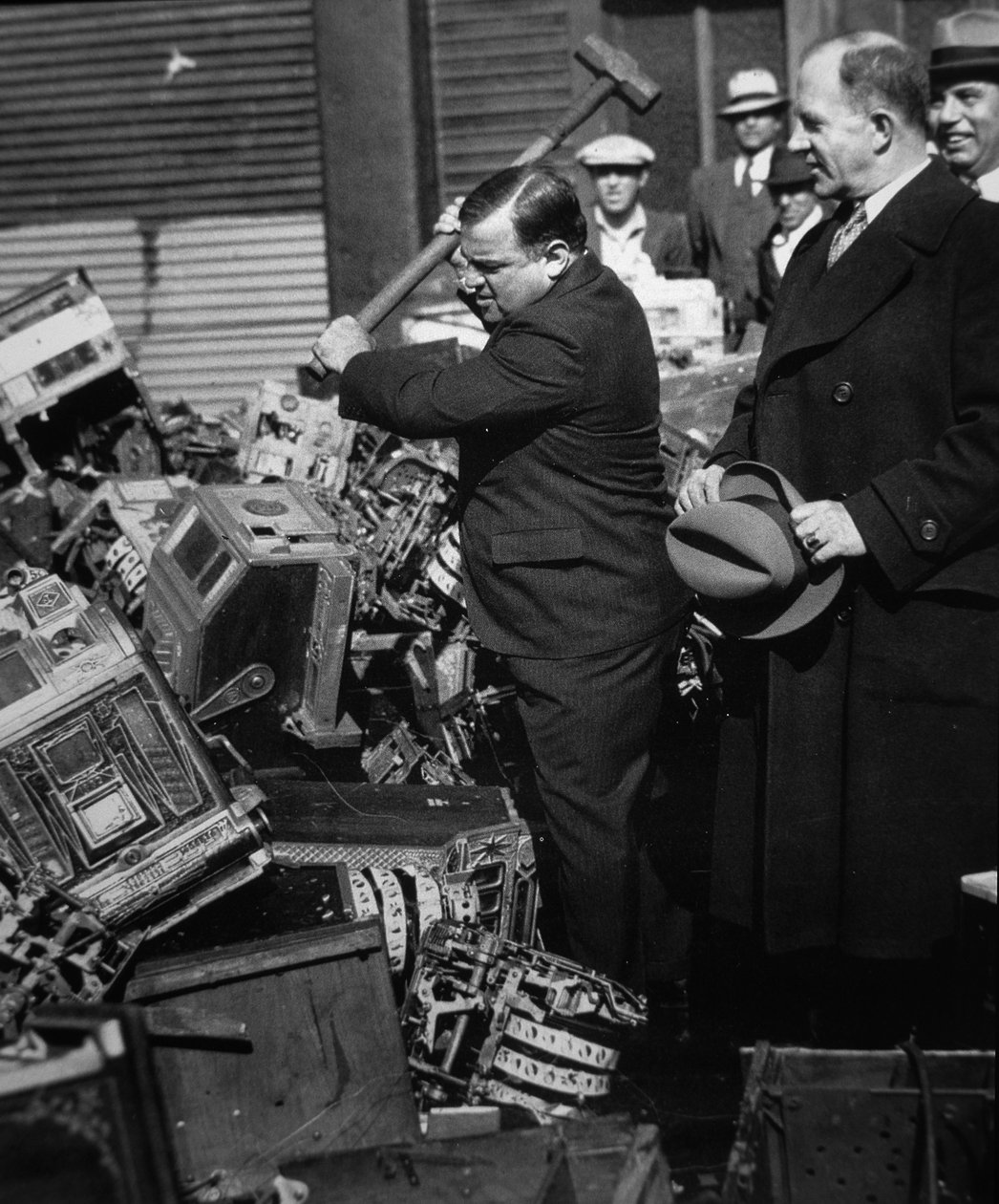 Fiorello La Guardia (1882-1947) zerstört beschlagnahmte Spielautomaten von American Photographer