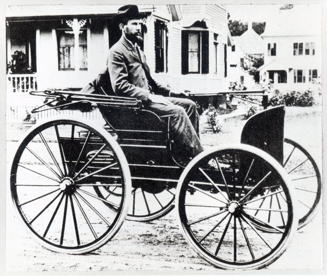 Erstes amerikanisches Automobil, entworfen und gebaut von Charles und Frank Duryea von American Photographer