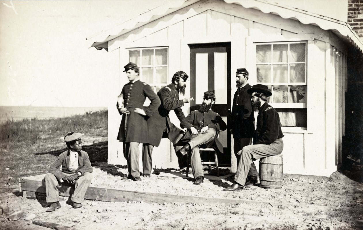 Fünf Soldaten des Bürgerkriegs auf einer Veranda, afroamerikanischer Junge in ihrer Nähe, 1861-65 von American Photographer