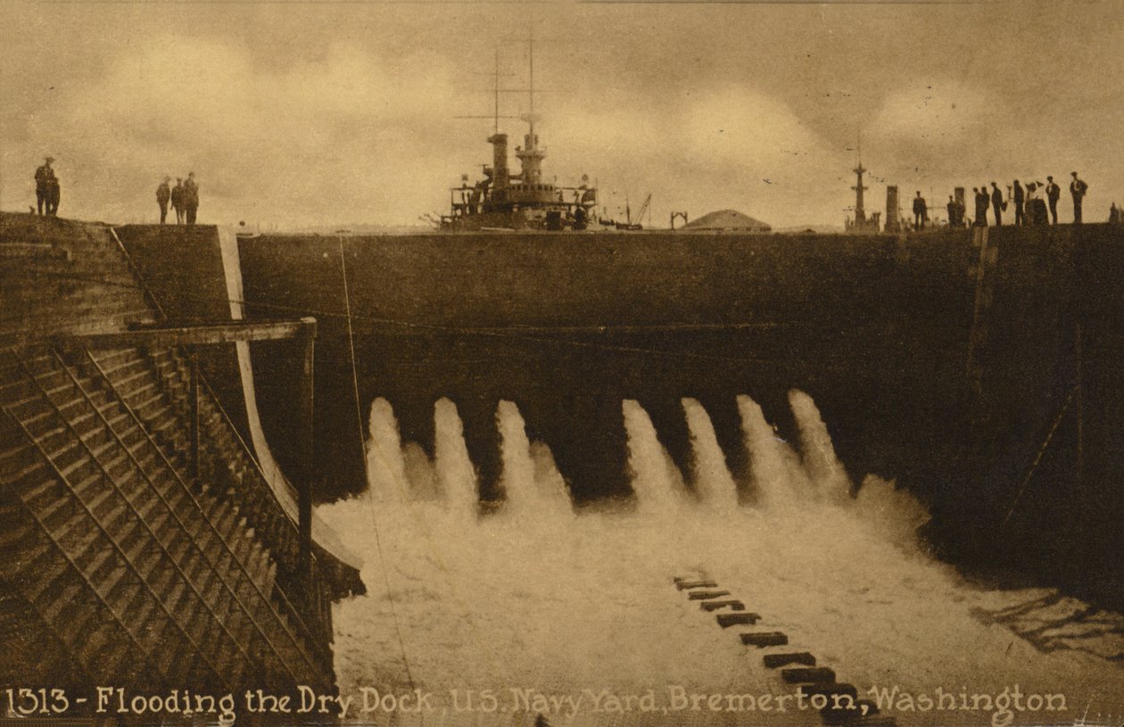 Fluten des Trockendocks, US Navy Yard, Bremerton; Washington, USA von American Photographer