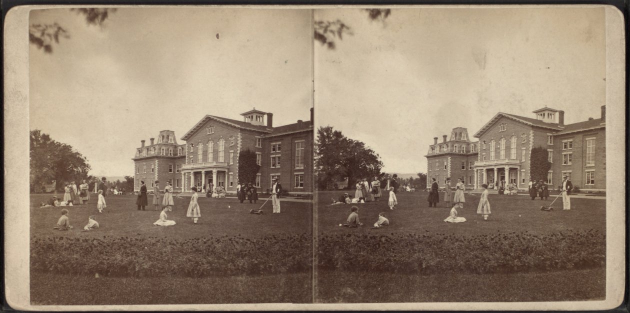 Vorderseite des Herrenhauses und Rasen, Oneida Community, New York State, um 1870 von American Photographer