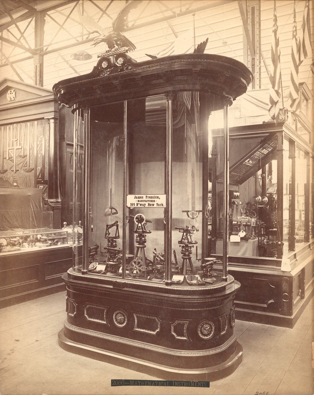 James Prentices Ausstellung, Hauptgebäude, Centennial International Exhibition, Philadelphia, 1876 von American Photographer