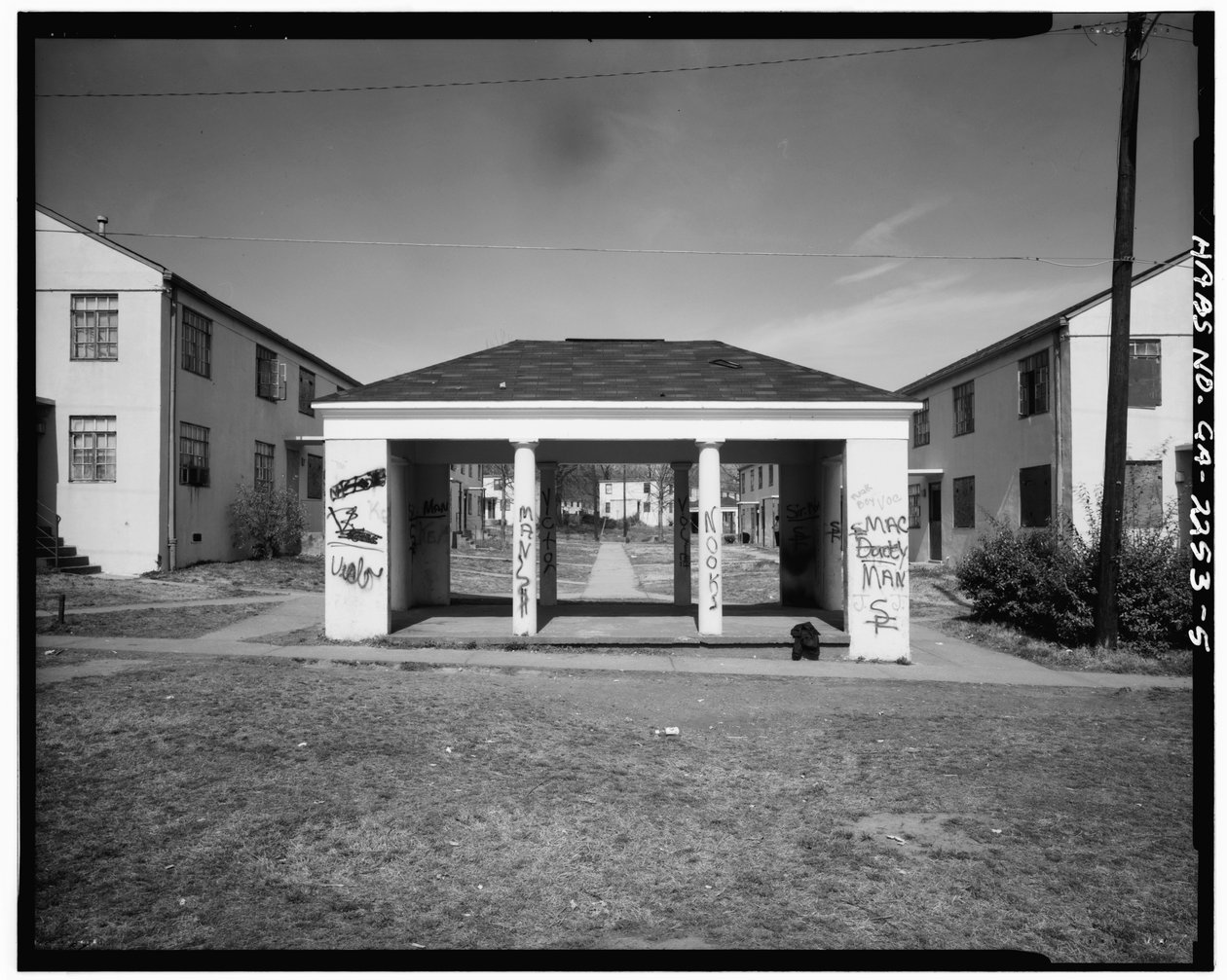 John Hope Homes (Sozialwohnungen), begrenzt von Larkin, Dora, Spelman Streets & Lane, Atlanta, Fulton County, GA (s/w Foto) von American Photographer