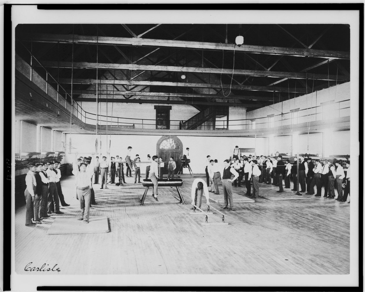 Männliche indianische Schüler im Sportunterricht, Carlisle Indian School, Pennsylvania, ca. 1901-03 (s/w Foto) von American Photographer
