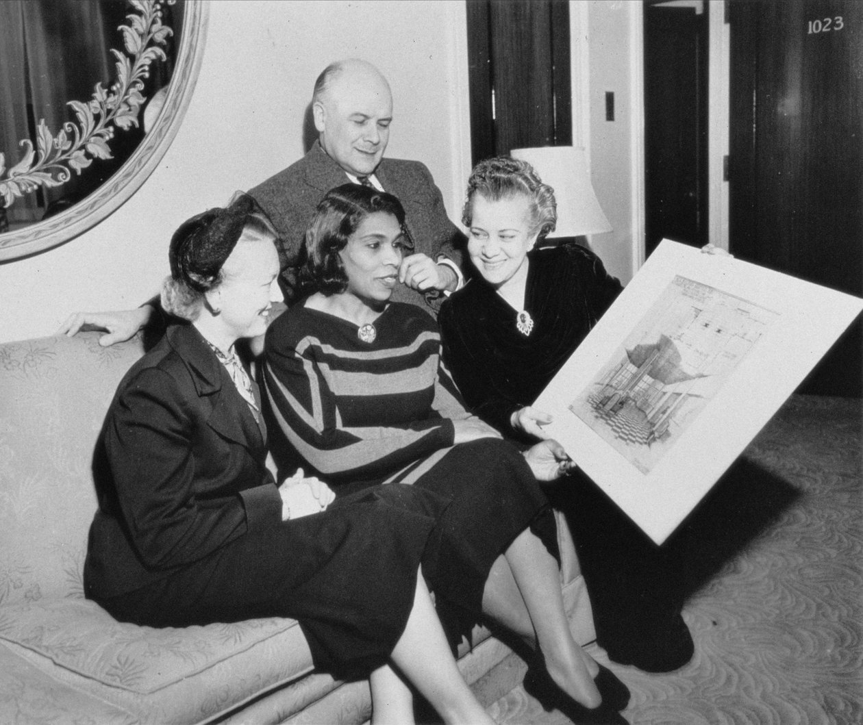 Marian Anderson (1897-1993) und Richard Bucky Fuller (1895-1983) mit zwei weiteren Frauen von American Photographer