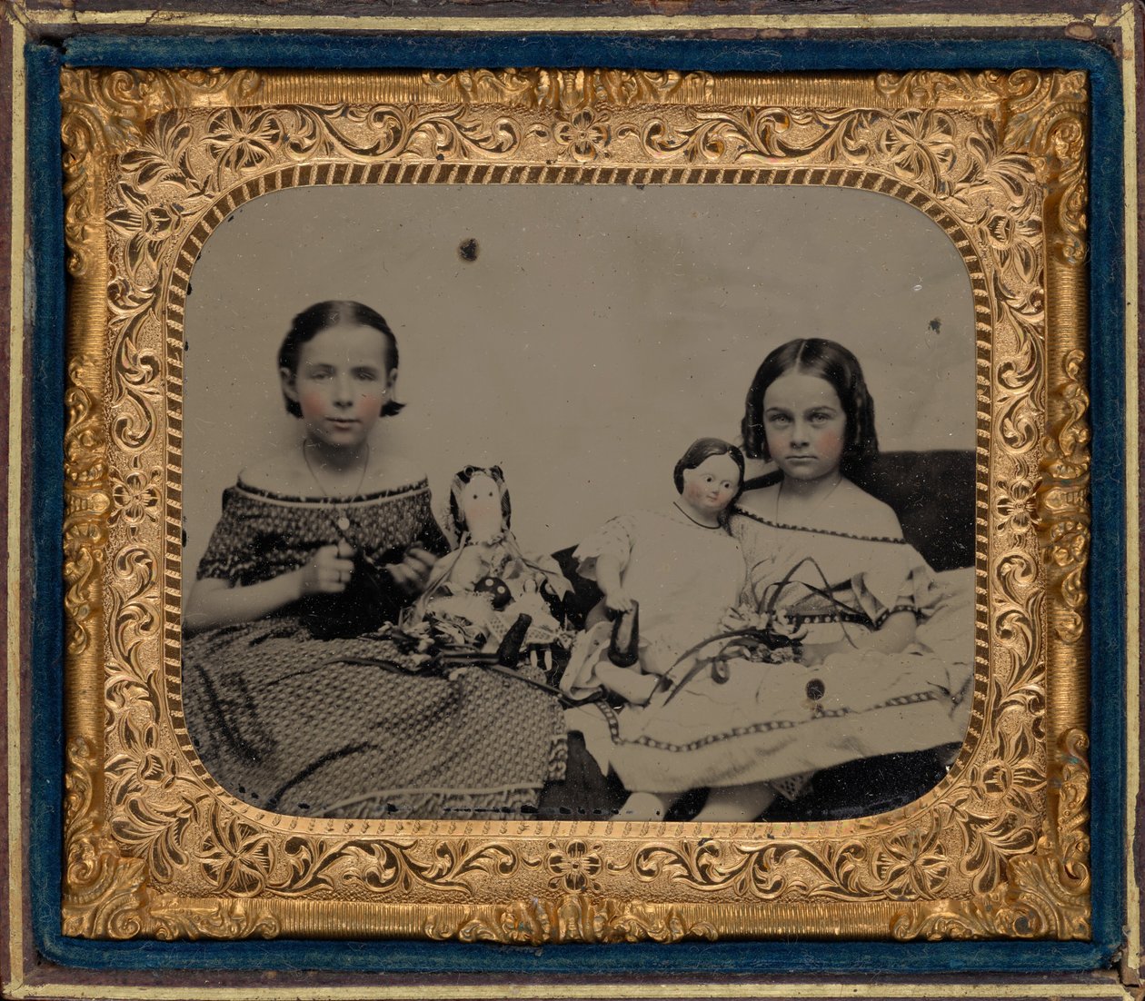 Porträt von zwei Mädchen mit Puppen, ca. 1860 von American Photographer