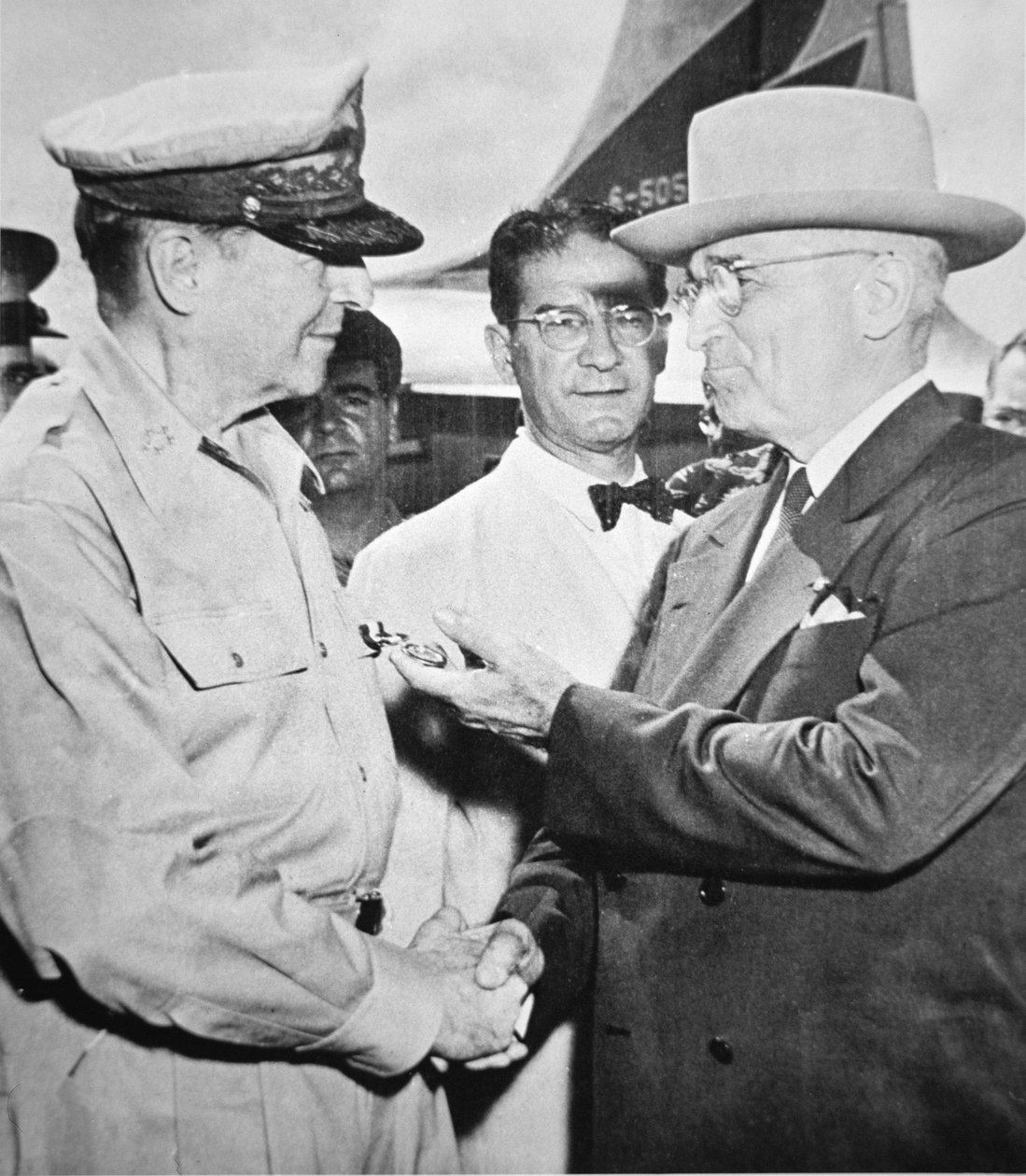 Präsident Harry S. Truman (1884-1972) trifft General Douglas MacArthur (1880-1964), Oberbefehlshaber der UN, auf Wake Island während des Koreakriegs, Oktober 1950 von American Photographer