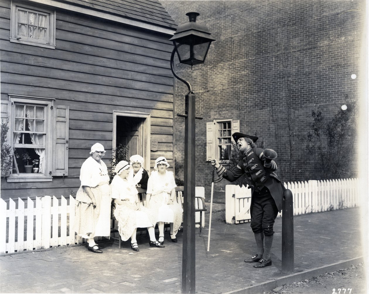 Ausrufer auf der Hauptstraße, 1926 von American Photographer