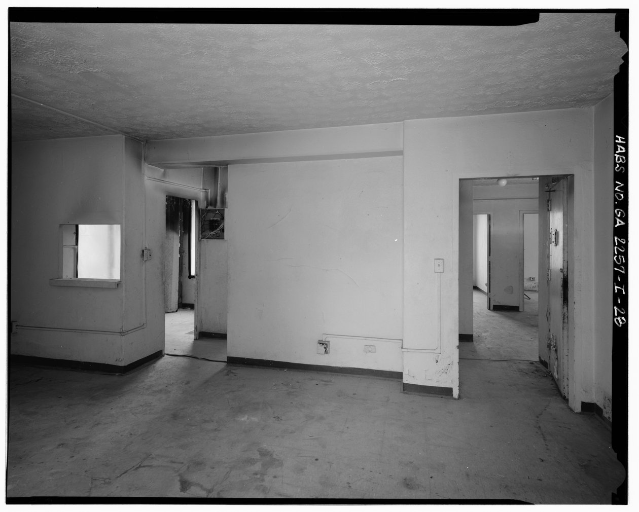 Typische 2-Zimmer-Wohnung mit Esszimmer und Arbeitszimmer, Flur mit Zugang zur Küche und Badezimmer (links), Flur zu den Schlafzimmern (rechts) von American Photographer