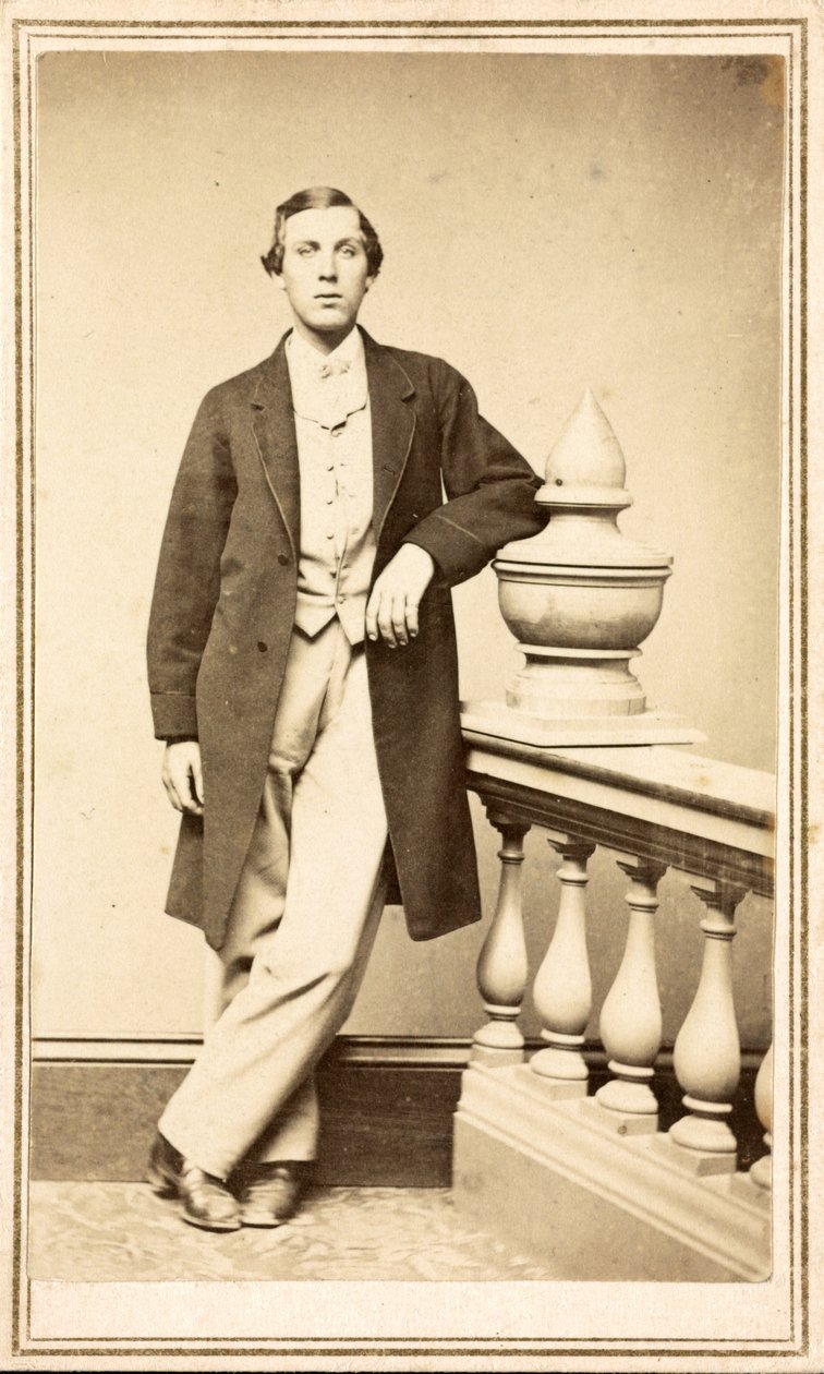 Unbekannter Mann im Mantel, der sich gegen eine Säule lehnt, ca. 1860-75 von American Photographer
