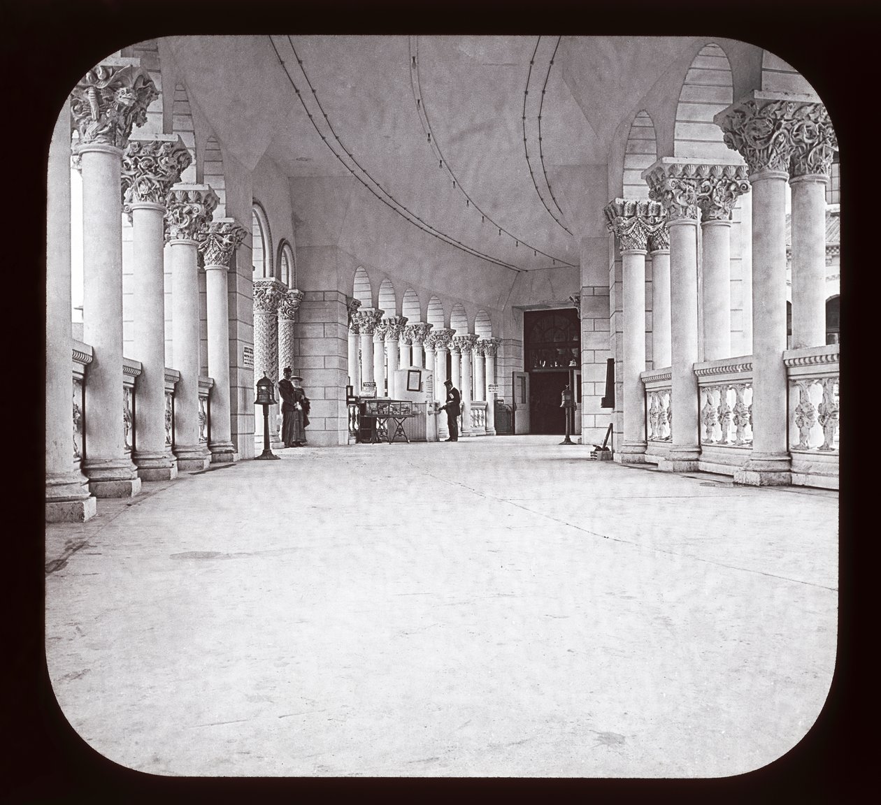 Weltausstellung in Chicago: Fischerei-Kolonnade, 1893 von American Photographer