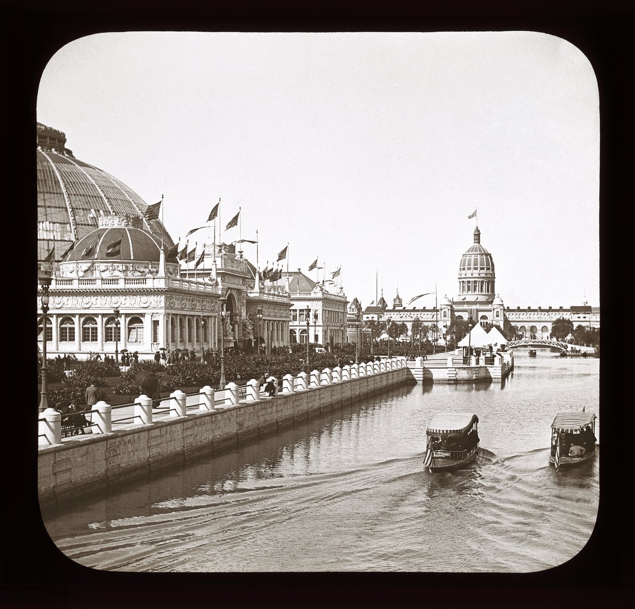 Weltausstellung in Chicago: Gartenbaugebäude und Illinois-Staatsgebäude, 1893 von American Photographer