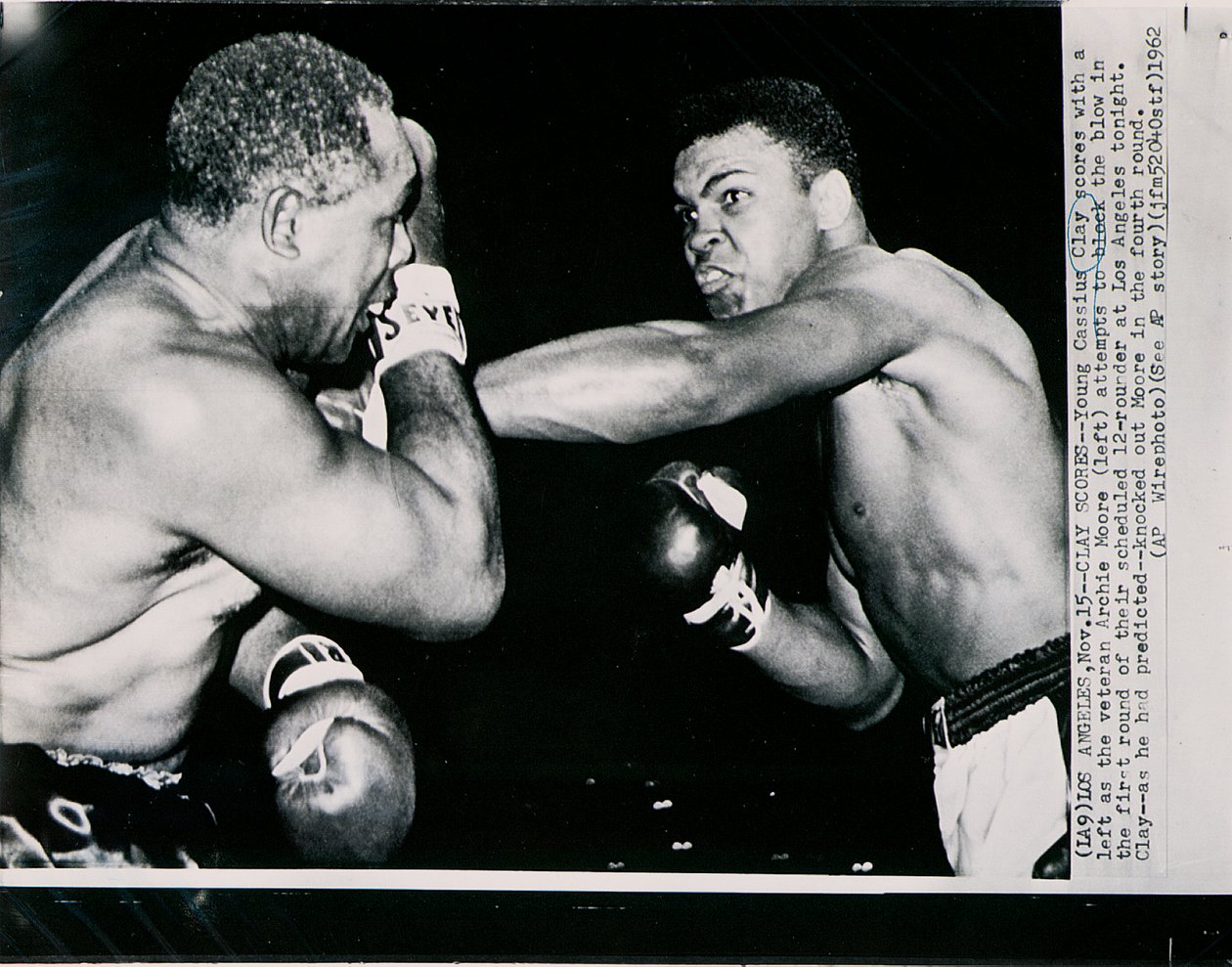 Der junge Cassius Clay trifft mit einem linken Haken gegen den Veteranen Archie Moore in der ersten Runde des Kampfes in Los Angeles von American Photographer