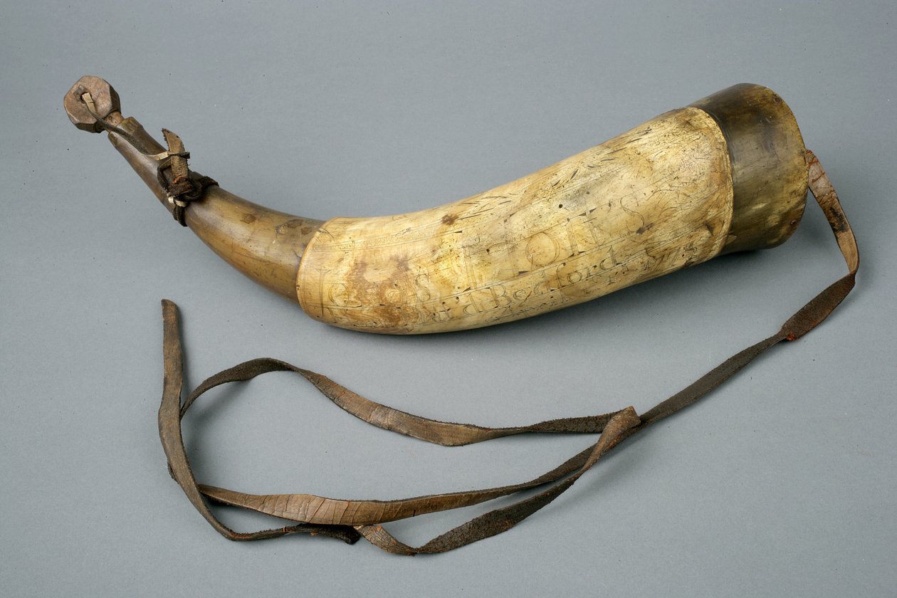 Pulverhorn mit Riemen und Stopfen, 1773 (Horn, Holz, Leder & Metall) von American School