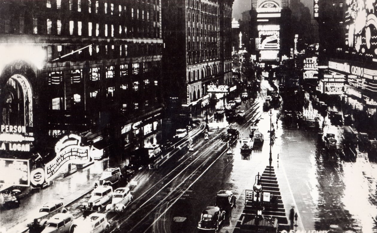 Times Square bei Nacht, New York, um 1930 (nach einem Foto) von American School