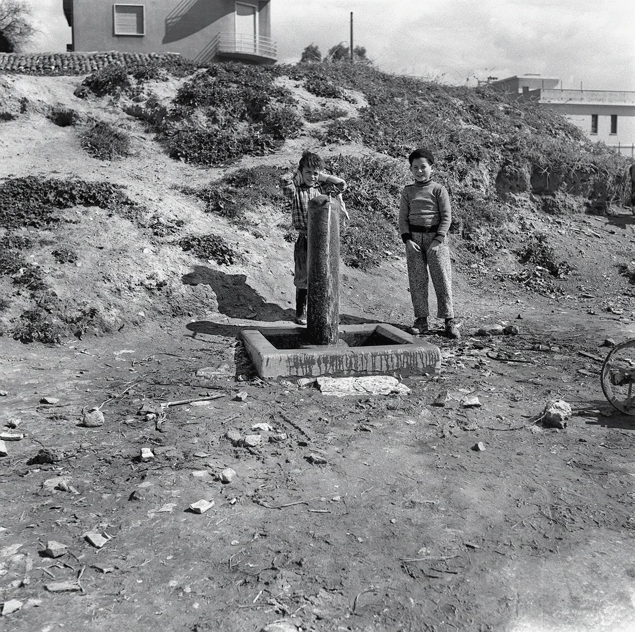 Kinder am Dorfbrunnen von Ando Gilardi