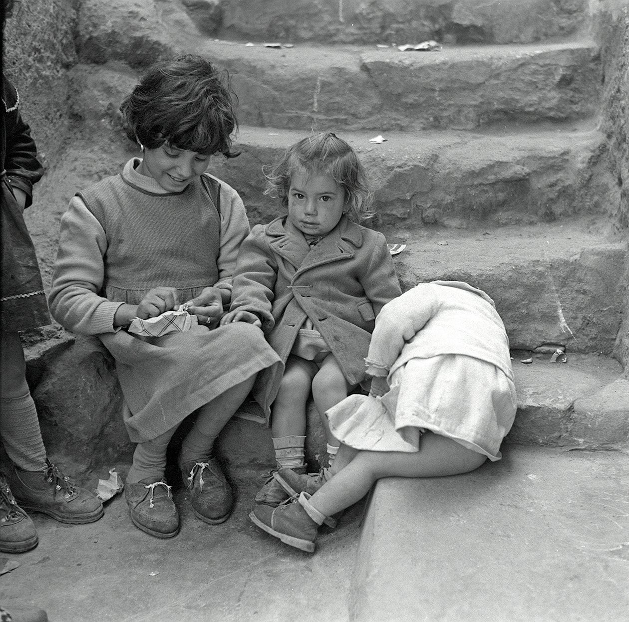 Gruppe von Kindern in Scalilla, Palermo, Sizilien, Italien von Ando Gilardi