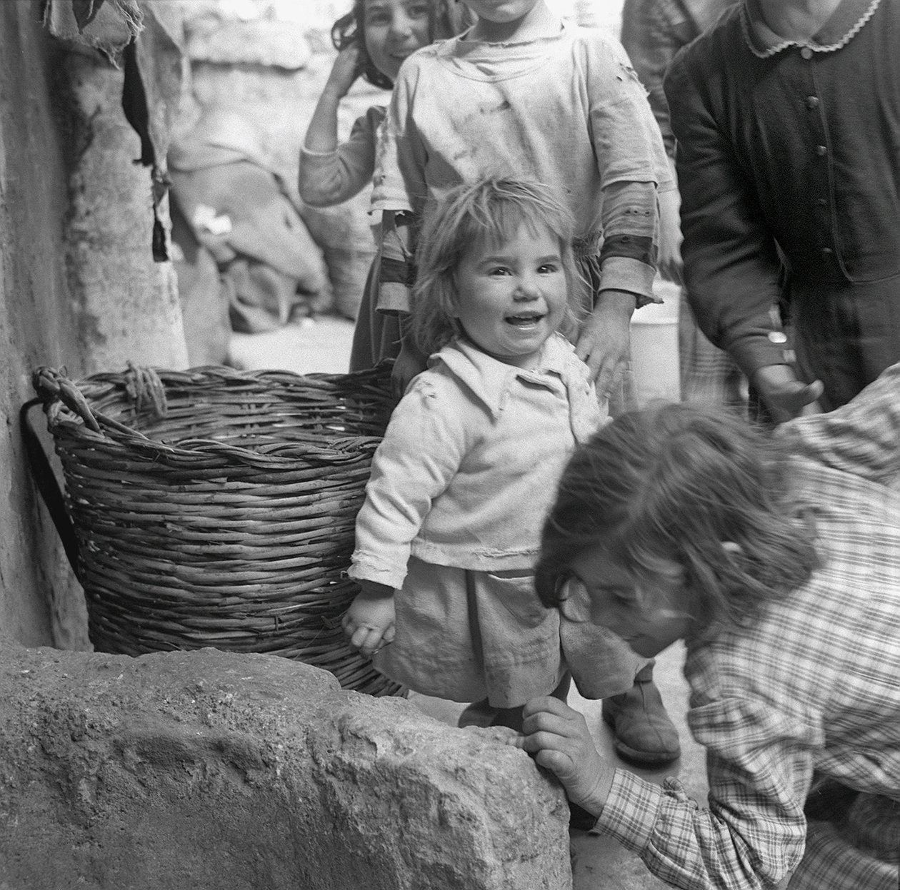 Gruppe von Kindern in Scalilla, Palermo, Sizilien, Italien von Ando Gilardi