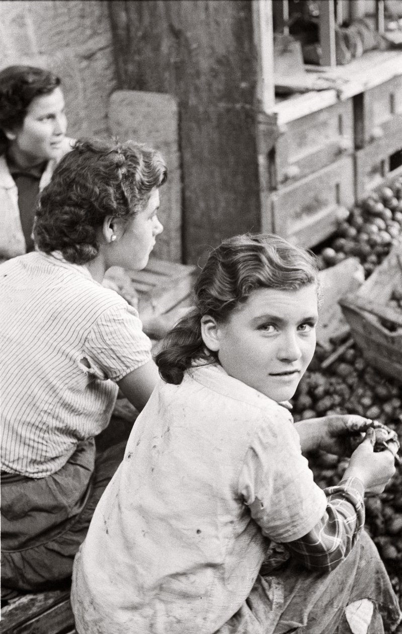 Das Lächeln eines jungen Mädchens, das Walnüsse schält, Quaglino, Neapel, Italien, um 1955 von Ando Gilardi