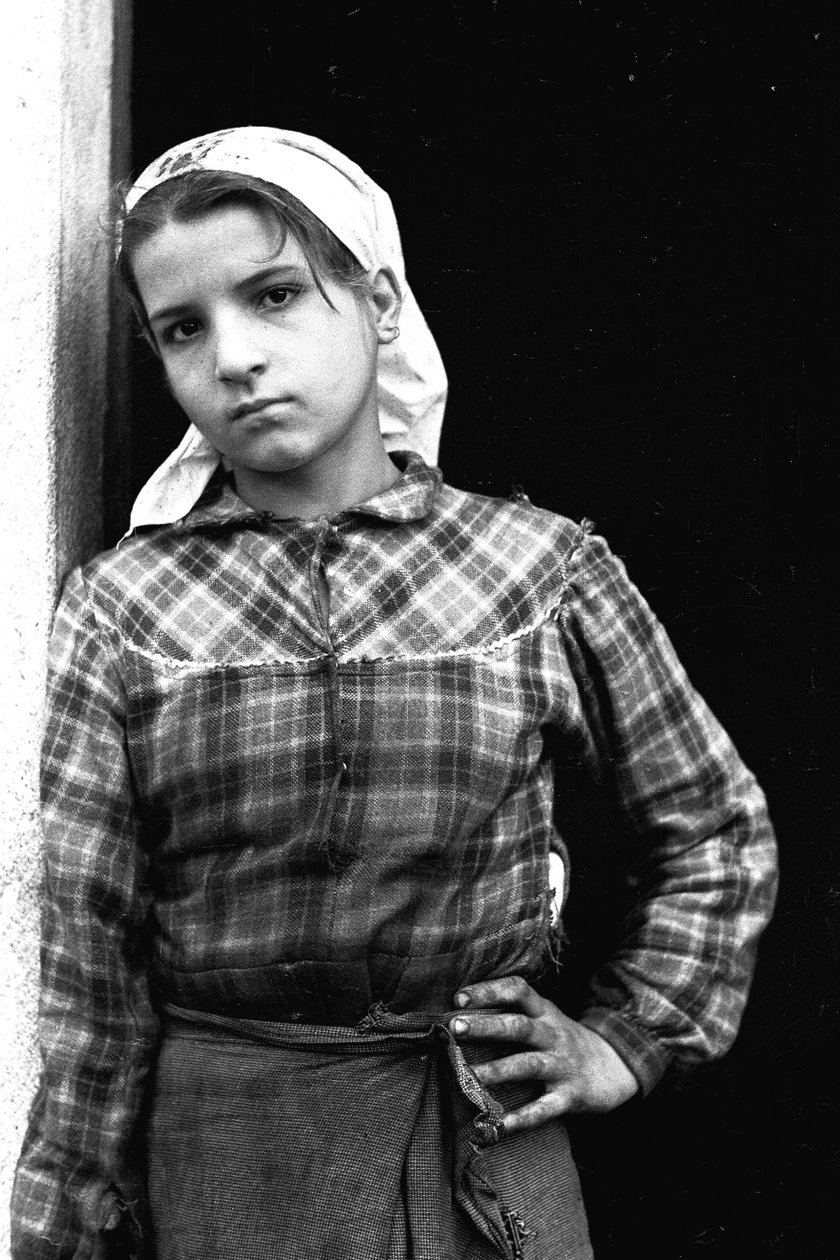 Junges Mädchen arbeitet als Olivenerntehelferin in Kalabrien, Italien, ca. 1955 von Ando Gilardi