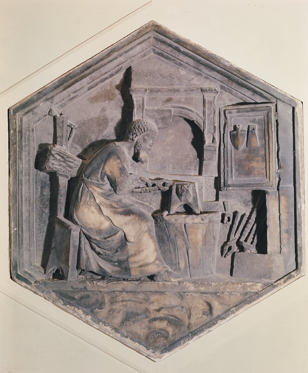 Die Kunst des Schmiedens, sechseckige dekorative Reliefplatten aus einer Serie, die die Praktiker der Künste und Wissenschaften darstellt, möglicherweise basierend auf Entwürfen von Giotto (ca. 1334-48) von Andrea Pisano