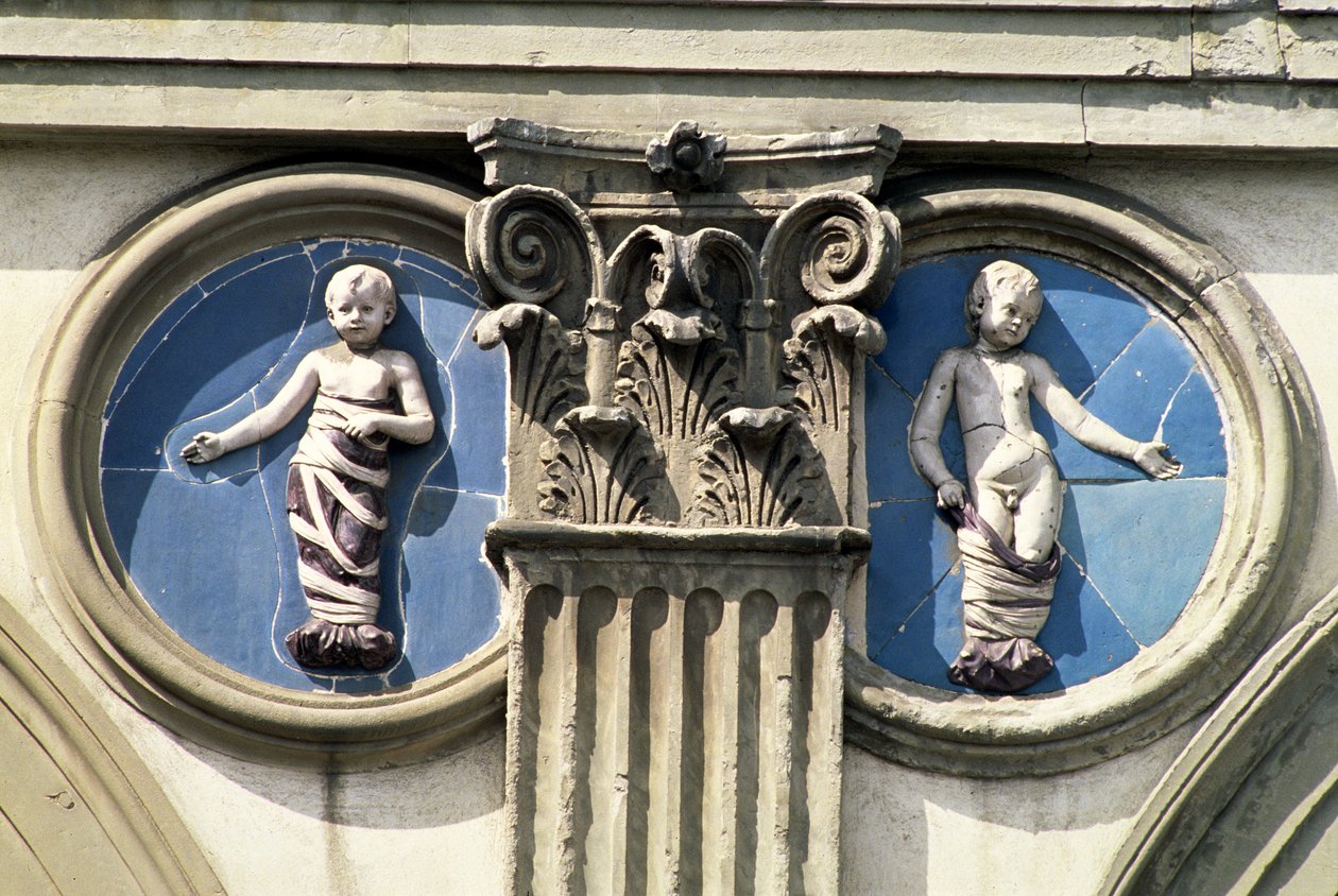 Rundel und Pilaster aus einem Zwickel der Loggia, ca. 1420 von Andrea Della Robbia