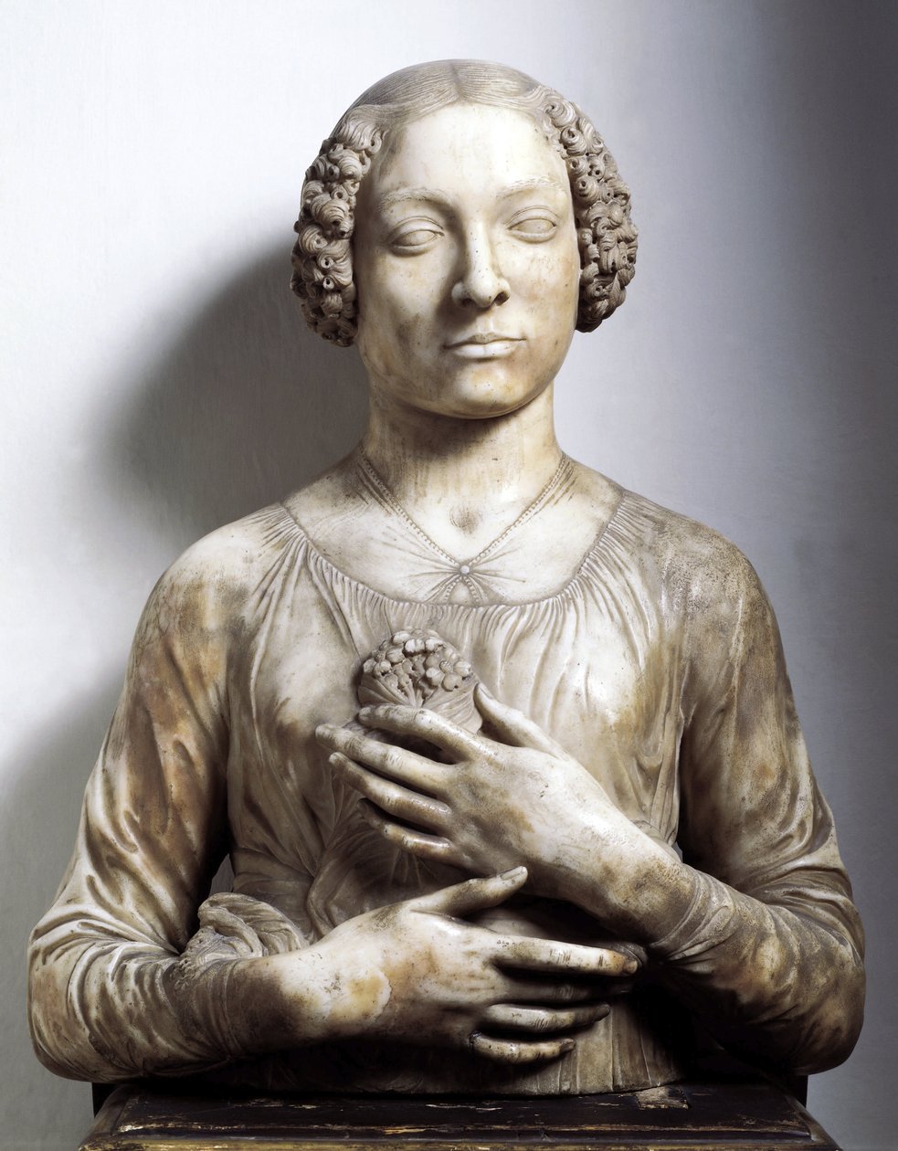 Frau mit einem Blumenstrauß Marmorskulptur von Andrea di Francesco di Cione genannt il Verrocchio (1435-1488) 1475-1480 ca. Höhe 58 cm Florenz, Museo Nazionale del Bargello von Andrea del Verrocchio