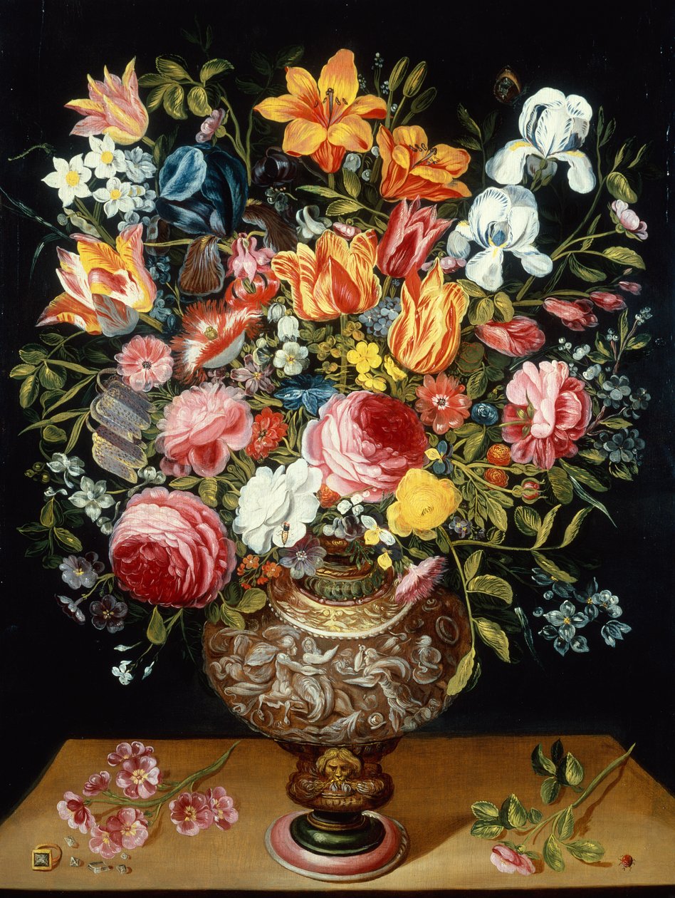Rosen, Tulpen, Narzissen, Iris und andere Blumen in einer skulptierten Urne und ein Marienkäfer auf einem Sims von Andries Daniels or Danielsz