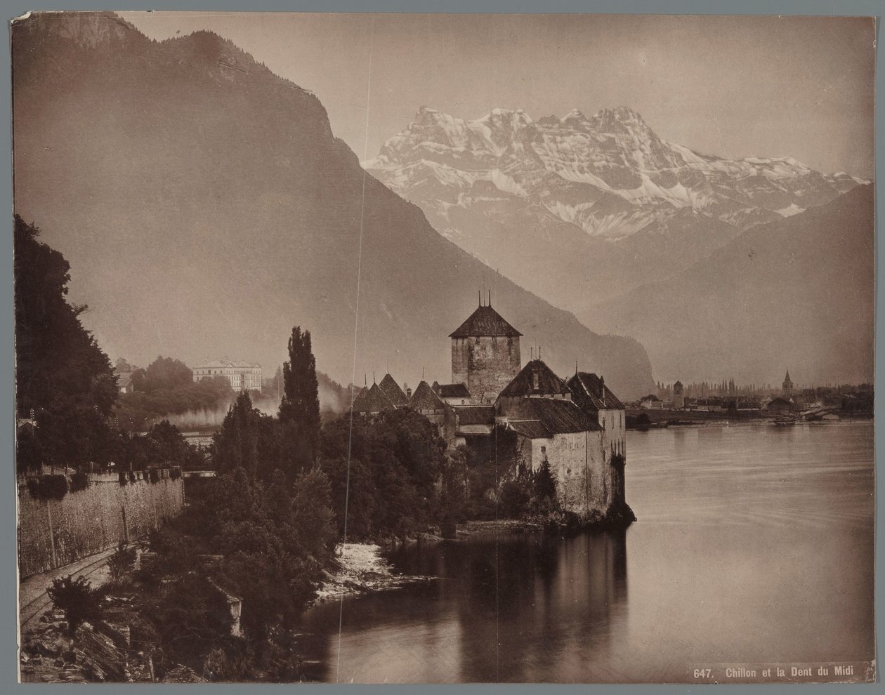 Schloss Chillon am Genfersee, in der Ferne die Dents du Midi von Anonymous