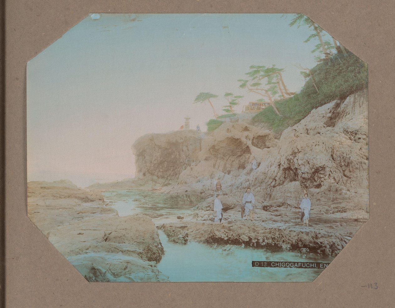 Männer und Frauen an der Küste bei Chigogafuchi auf Enoshima, Japan von Anonymous