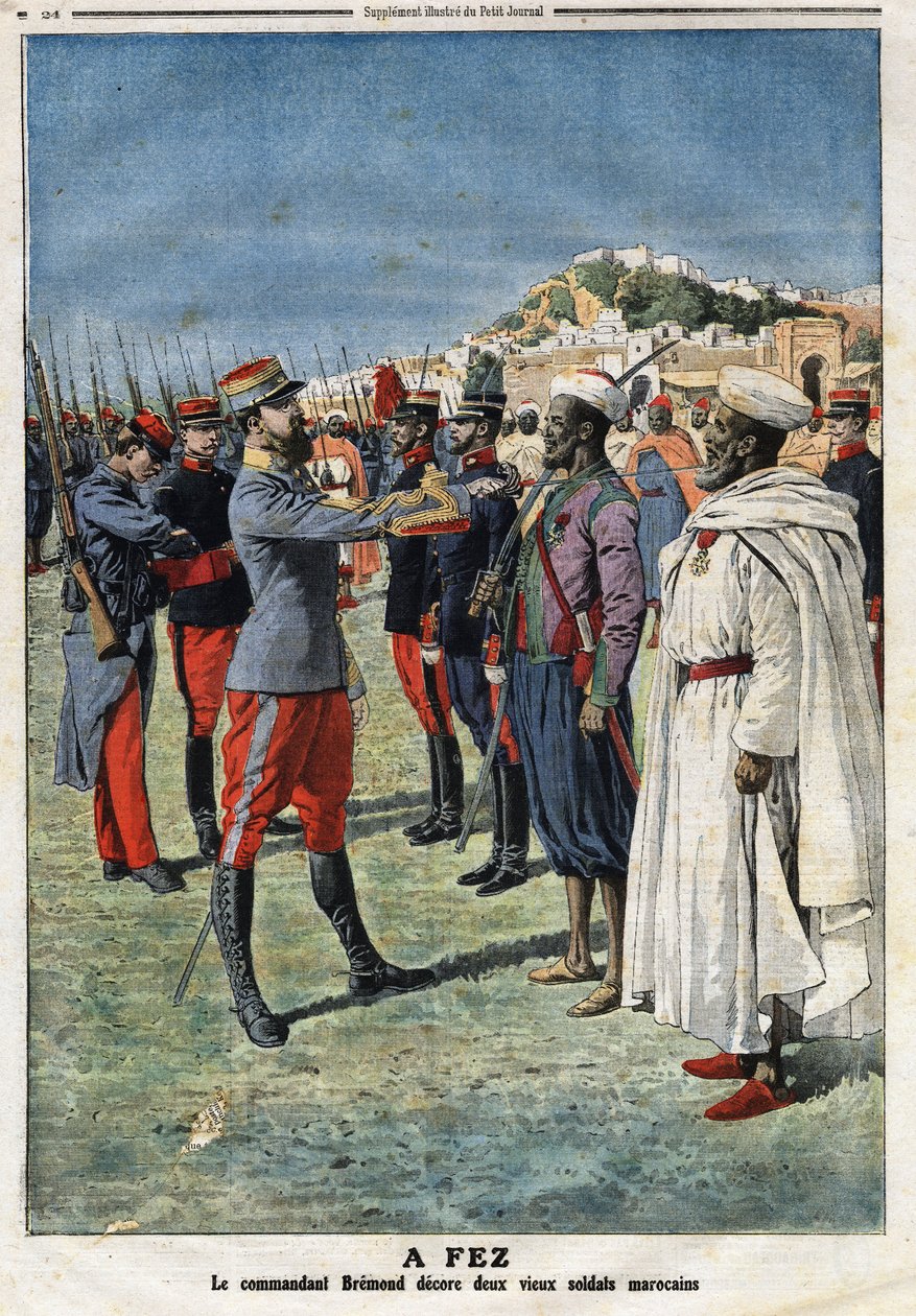 Kommandant Edouard Bremond (1868-1948) dekoriert zwei alte marokkanische Soldaten in Fes. Gravur in „Le Petite Journal“ vom 21.01.1912. Private Sammlung. von Anonymous Anonymous