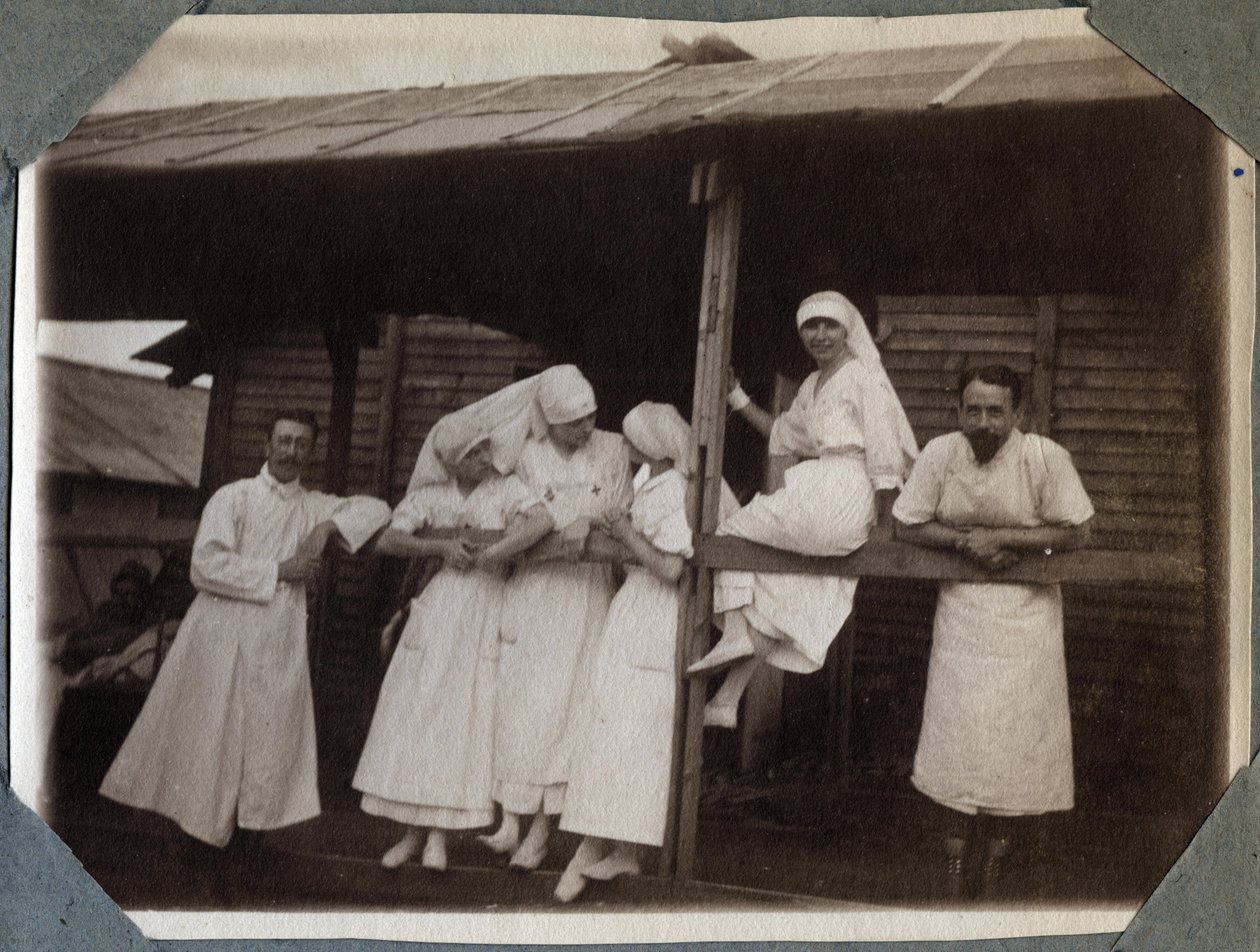 Erster Weltkrieg 1914-1918: Krankenschwestern und Ärzte im Kittel in Couville, Manche, Untere Normandie, Frankreich. Anonymes Foto Juli 1917. Privatsammlung, Stella. von Anonymous Anonymous