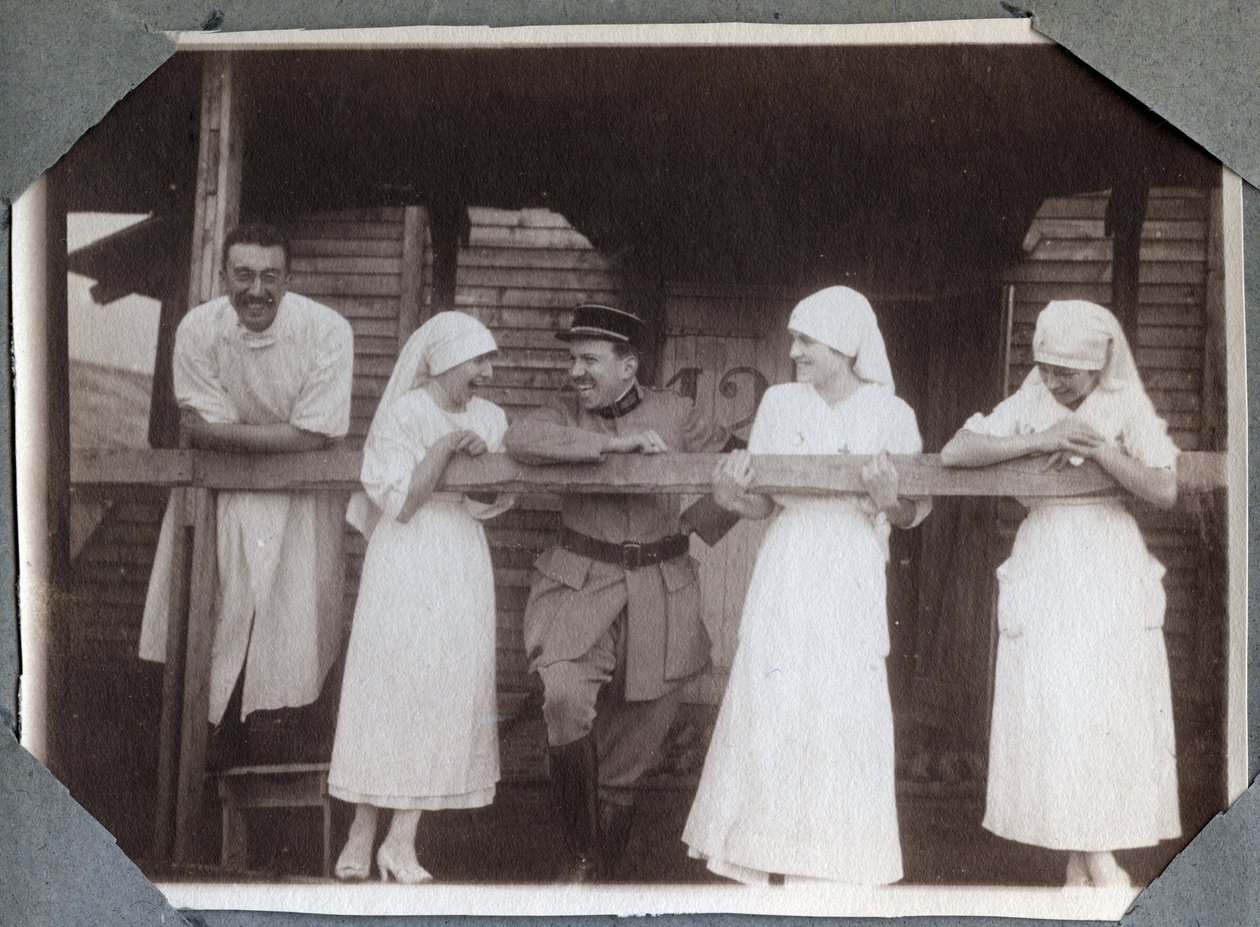 Erster Weltkrieg 1914-1918: Krankenschwestern in einer lustigen Bluse mit Soldaten und einem Arzt in Couville, Manche, Basse-Normandie, Frankreich. Anonymes Foto Juli 1917. Private Sammlung, Stella. von Anonymous Anonymous