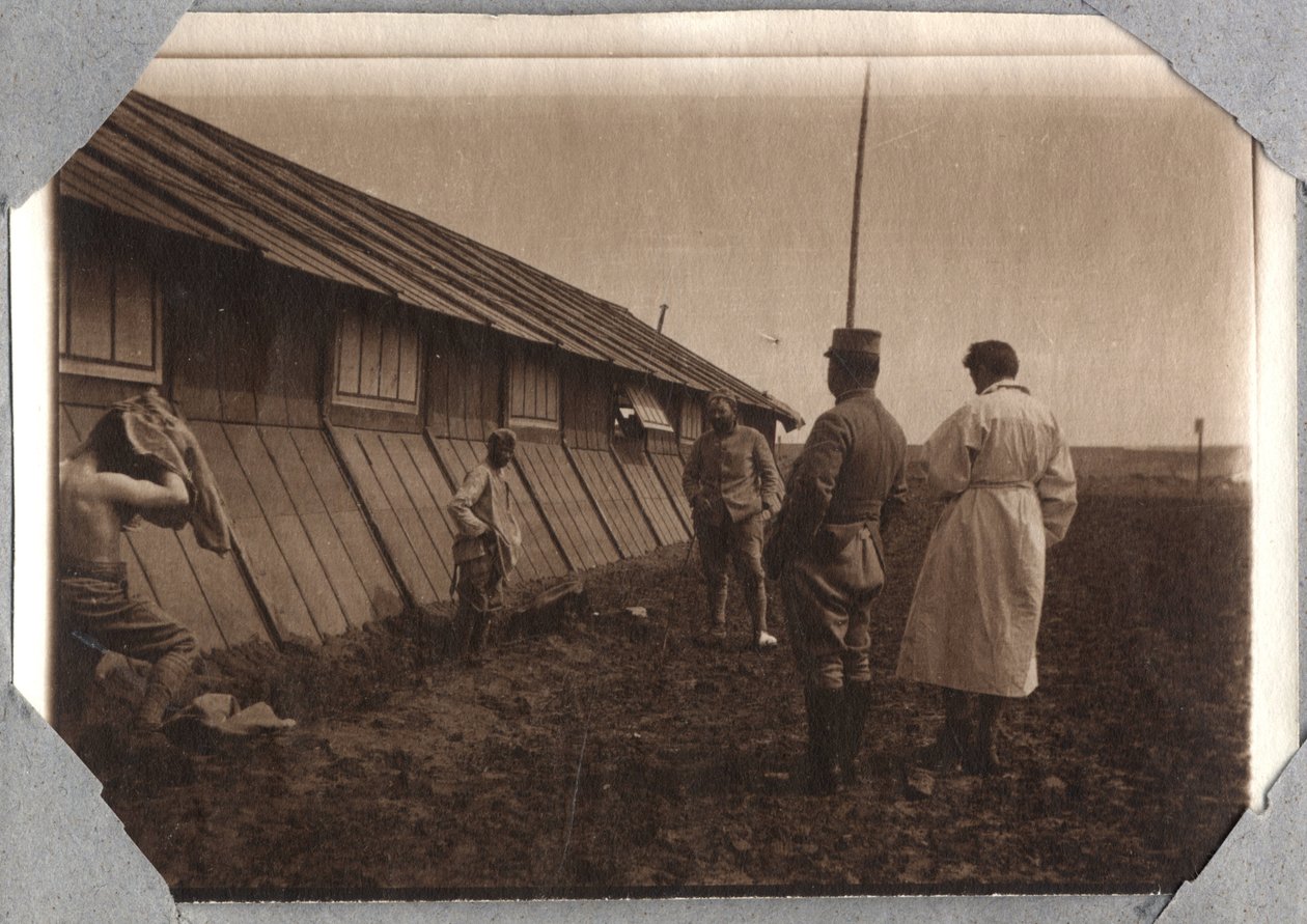 Erster Weltkrieg 1914-1918: Suche nach Köpfen an den Rändern, Lager von Couville im Ärmelkanal, Niedernormandie, Frankreich. Anonyme Fotografie Mai 1917. Private Sammlung, Stella. von Anonymous Anonymous