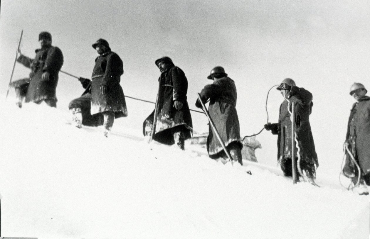 Erster Weltkrieg: Italienische Alpenjäger (Alpini) während eines Aufstiegs von Anonymous Anonymous