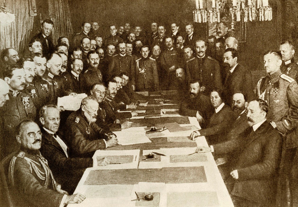 Erster Weltkrieg: Unterzeichnung des Friedensvertrags von Brest-Litowsk am 03.03.1917 zwischen den Deutschen und Russen. Das bolschewistische Reich hat andere Gebiete als Deutschland. Vertreter der Zentralmächte (oder Dreibund, Deutschland, Österreich) von Anonymous Anonymous