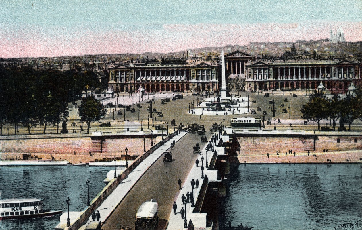 Paris: Panorama der Brücke und des Place de la Concorde mit dem Obelisken und der Kirche der Madeleine, aufgenommen von der Basilika Sacré-Cœur in Montmartre. Links das heutige Hôtel Crillon und rechts das Hôtel de la Marine. von Anonymous Anonymous