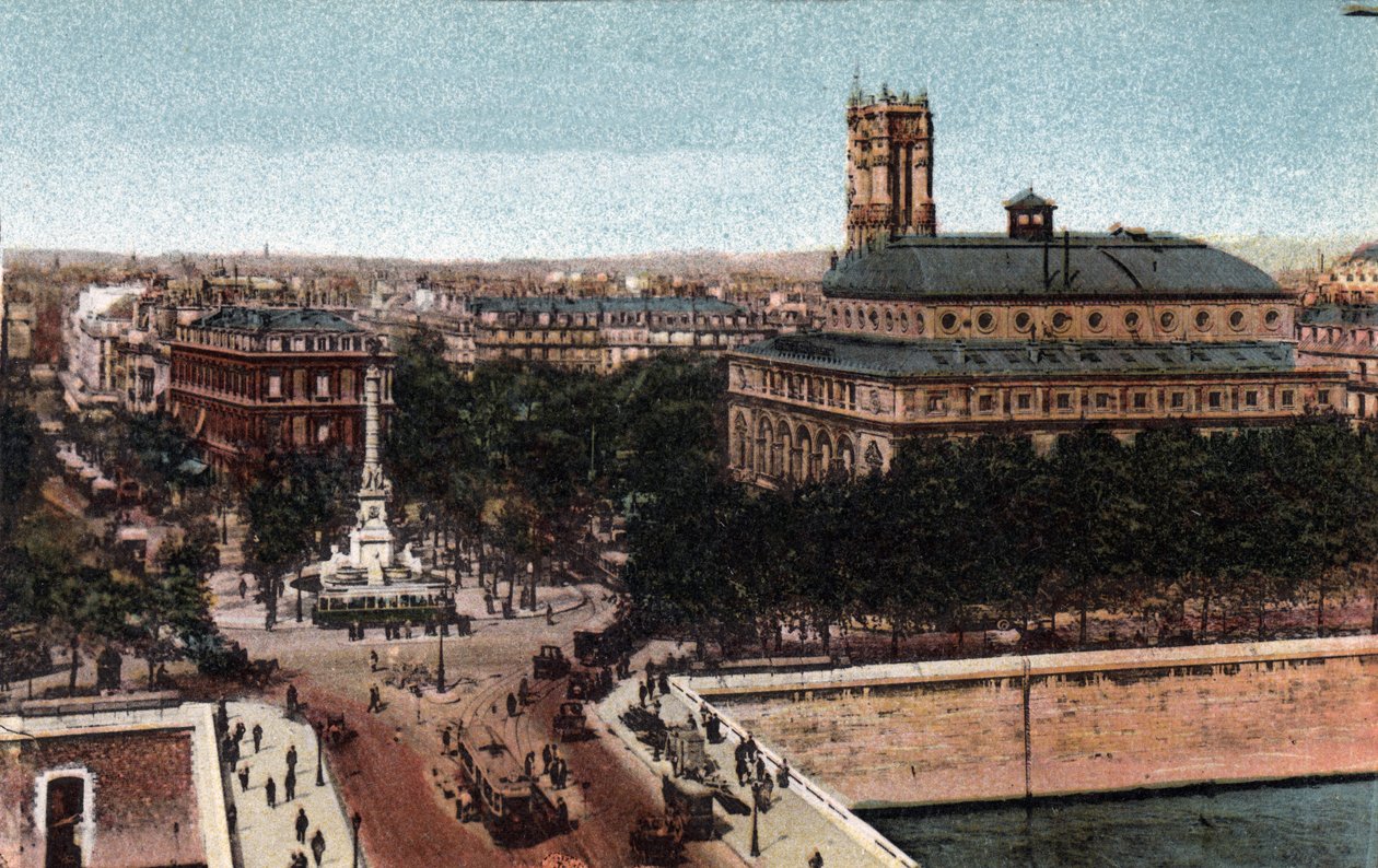 Paris: Blick auf den Place du Chatelet und das Sarah-Bernhardt-Theater (heutiges Théâtre de la Ville). Im Hintergrund der Saint-Jacques-Turm. Fotografie von 1920 im „Artistic Album“ der Stadt Paris. Private Sammlung. von Anonymous Anonymous