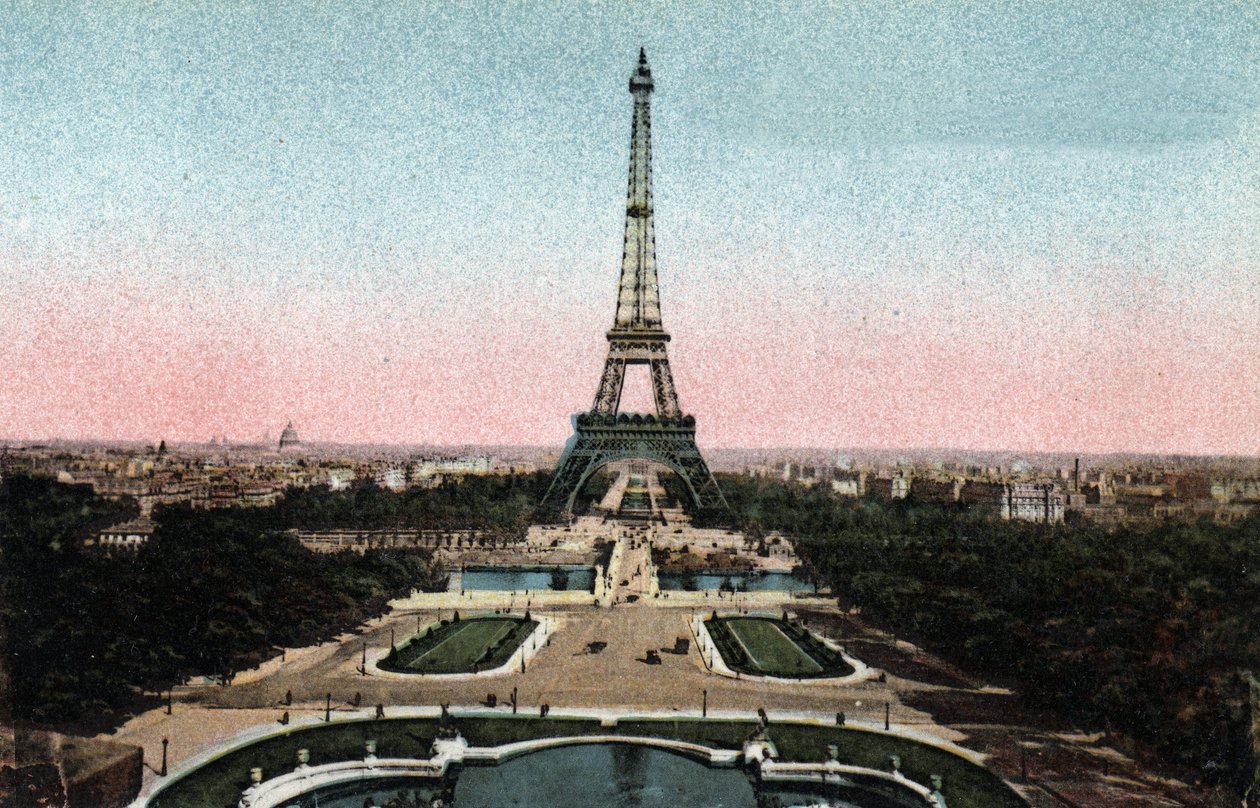 Paris: Blick auf die Trocadero-Gärten mit dem Eiffelturm und der Brücke von Iena über die Seine. Fotografie von 1920 im „Artistic Album“ der Stadt Paris. Private Sammlung. von Anonymous Anonymous