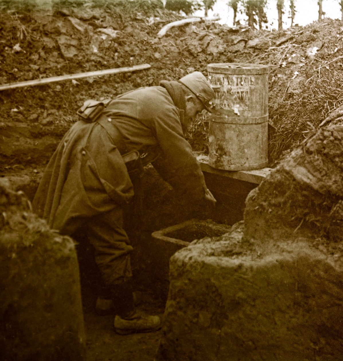 Fotografie - Stereoskopische Glasplatte über den Ersten Weltkrieg: Ein improvisiertes Waschbecken in einem Graben. Private Sammlung von Anonymous Anonymous