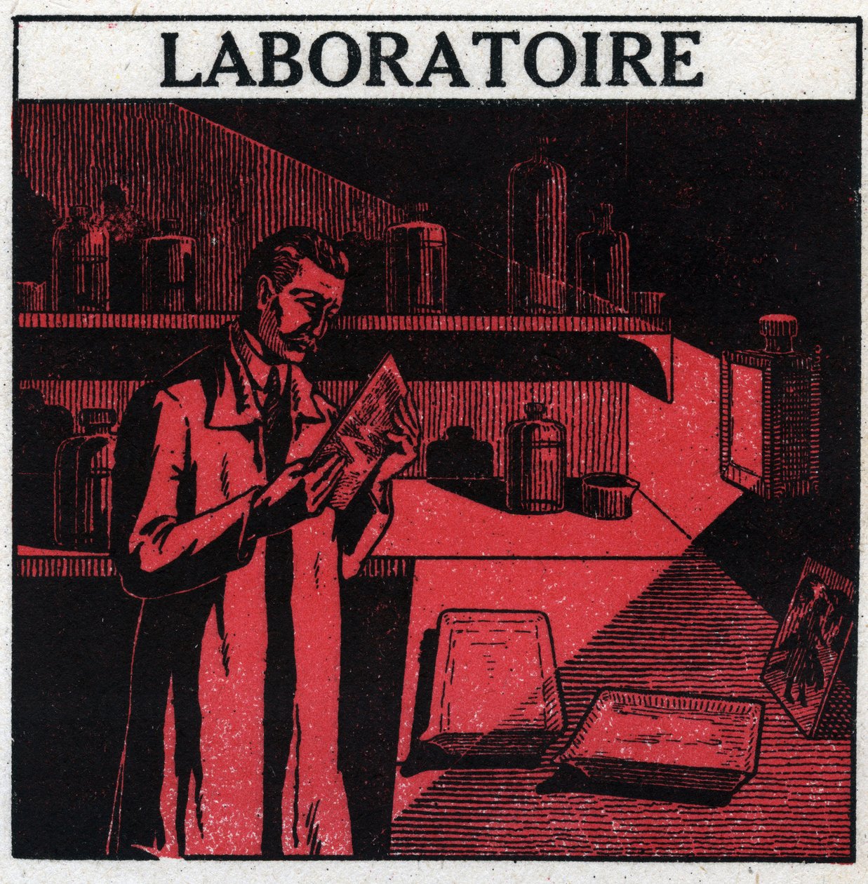 Fotografie: ein Fotograf in seinem Labor zur Entwicklung von Fotos. Anonyme Illustration von 1925. Private Sammlung. von Anonymous Anonymous