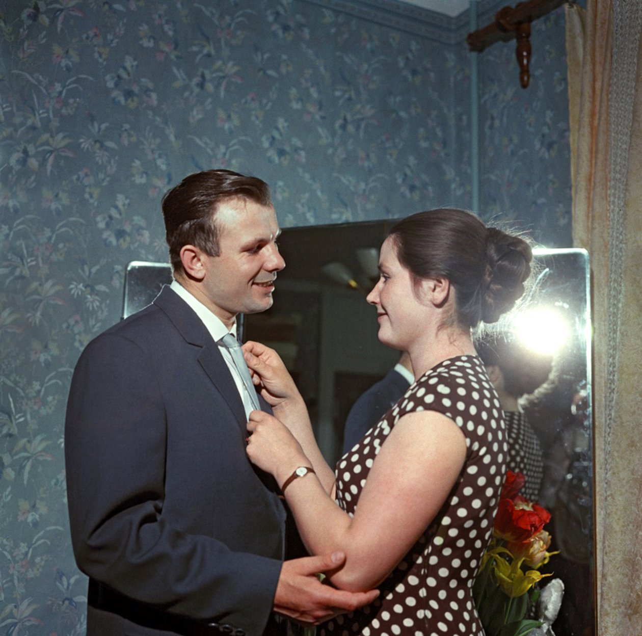 Der Kosmonaut Juri Gagarin (1934-1968) mit seiner Frau Valentina von Ryumkin, Yakov Israilevich (1913-1986). Farbfotografie von Anonymous Anonymous