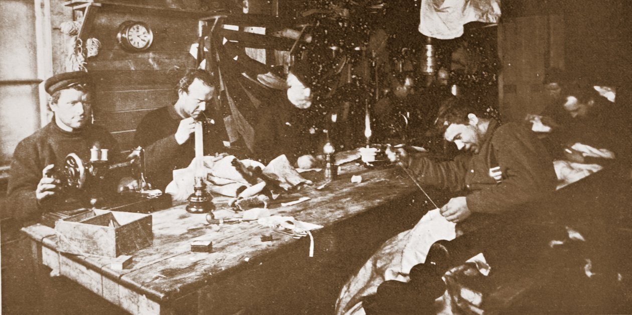 In der Hütte während des Mittwinters, die Männer nähen Pelze für Kleidung, die im Frühling beim Schlittenfahren verwendet werden soll, veröffentlicht in London 1907 von Anthony Fiala
