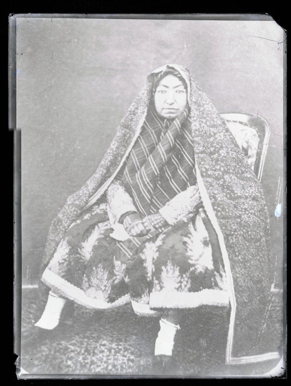 Studio-Porträt: Nasir Al-Din Shahs Mutter, Mahd-i Awliya von Antoin Sevruguin