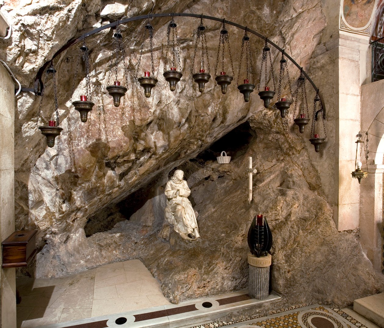 Ansicht der Höhle des Heiligen Benedikt mit Statue des Heiligen, geschaffen von Antonio Raggi. Kloster des Heiligen Benedikt (Sacro Speco), Subiaco (Rom), Italien von Antonio Raggi