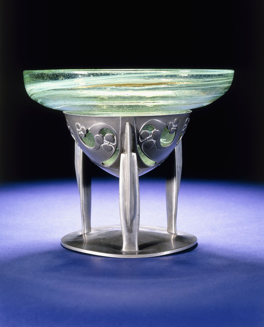Eine Liberty Tudric Zinnschale mit Clutha-Glaseinsatz von James Couper & Sons, ca. 1902-05 von Archibald Knox